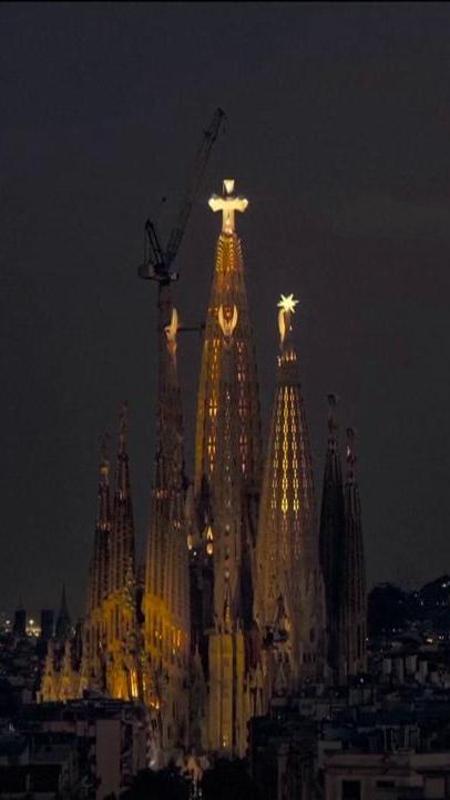 Nel cielo di Barcellona compare Gaudì: la festa per la torre più alta della Sagrada Familia