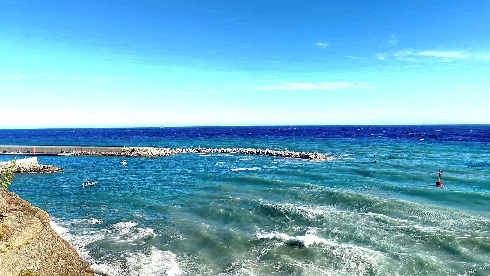 Dramma nel mare di Ventimiglia, due ragazzi inghiottiti da onde e correnti