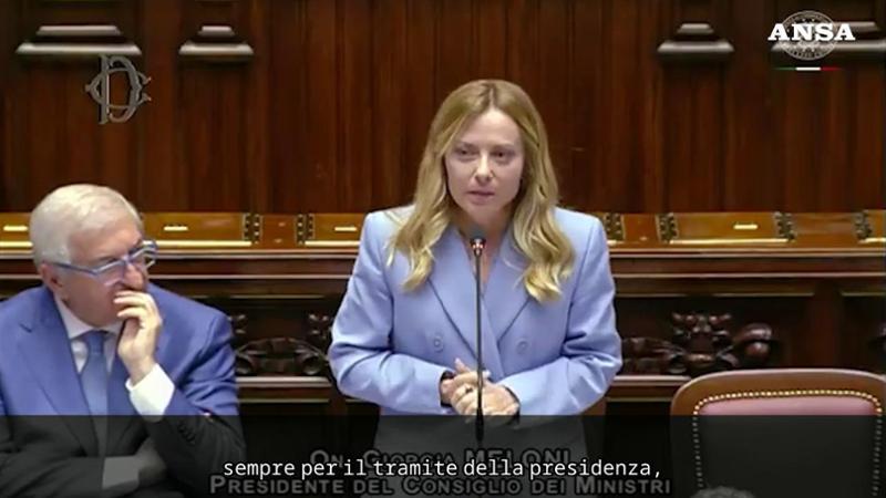 Meloni esplode in Aula contro M5S: "Sono arrivata qui senza ginocchiere"