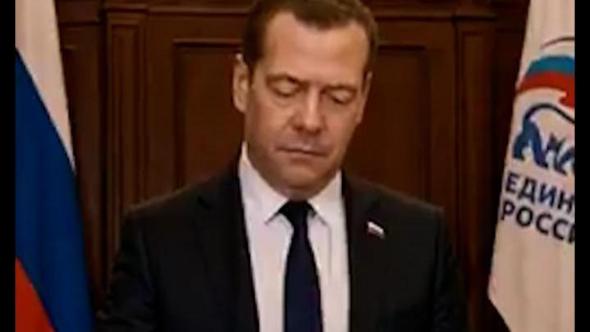 Medvedev filma la distruzione di immagini dei leader europei