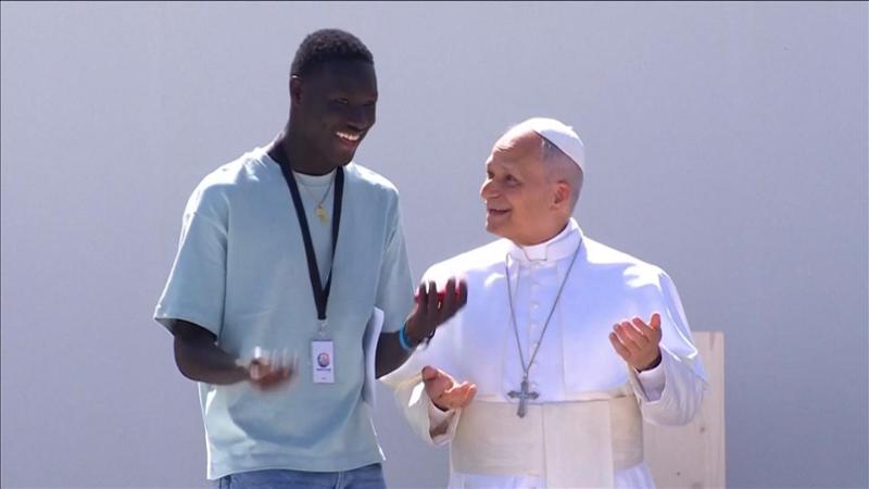 Papa Leone "tiktoker", così il giovane migrante lo coinvolge nel tormentone social “6-7”