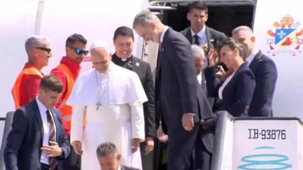 Problema tecnico sul volo da Tenerife a Roma, il Papa scende dall’aereo