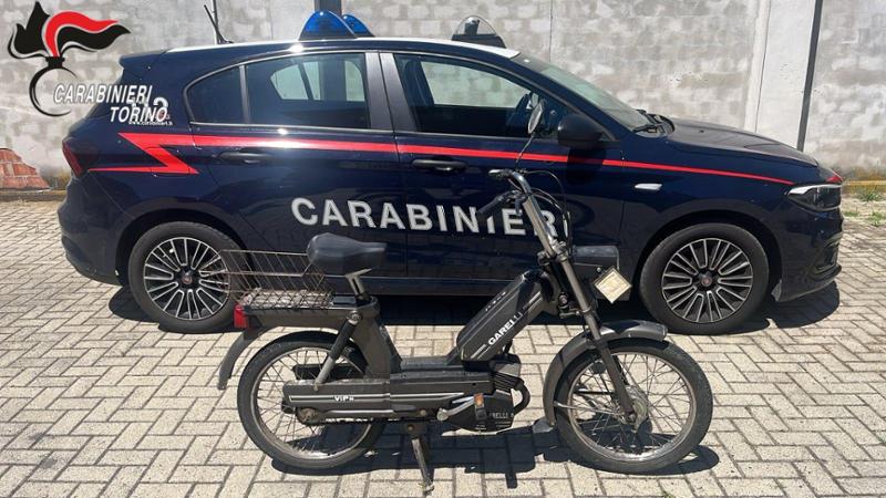 Gli rubano il motorino Garelli da ragazzo, i carabinieri glielo ritrovano dopo quasi mezzo secolo