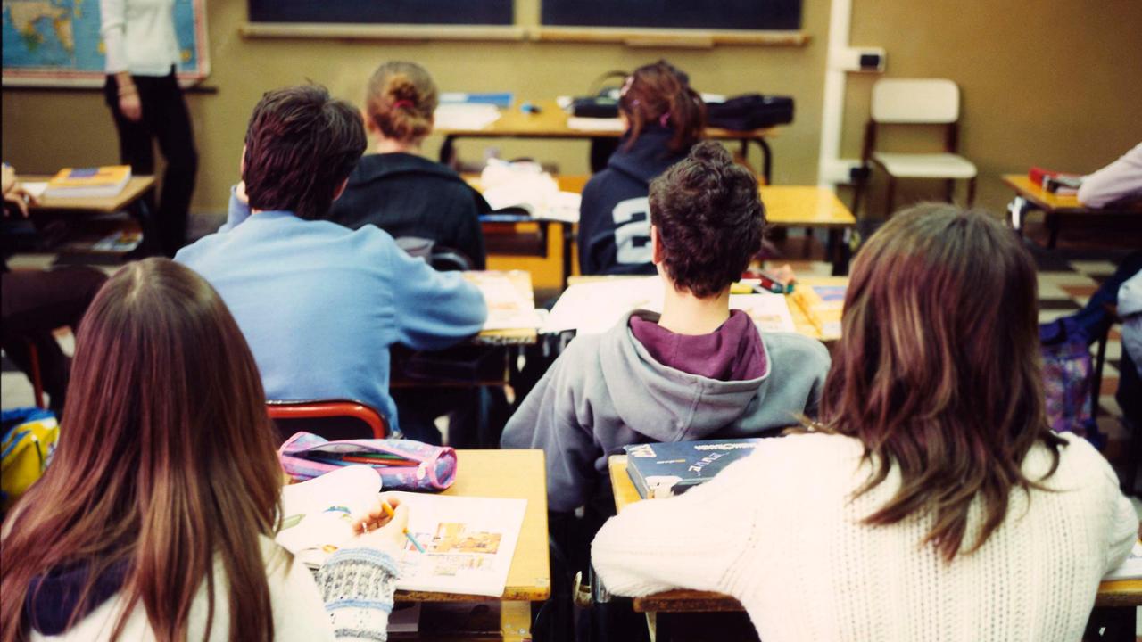Punta una pistola al professore in classe nel Modenese, l’arma era una riproduzione