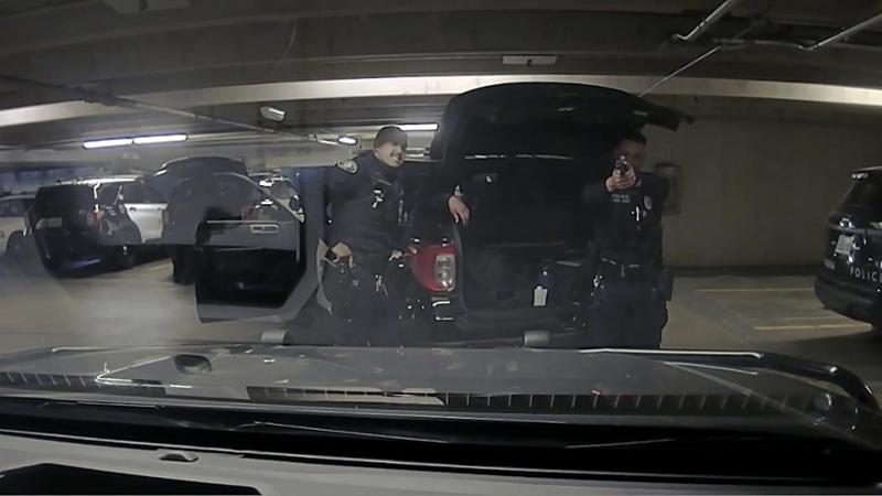 "Giochi pericolosi" tra agenti, poliziotto ferisce un collega durante una bravata: il video
