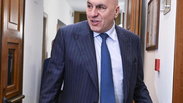 Crosetto evoca le dimissioni sul Safe: il pressing di Leonardo e Fincantieri