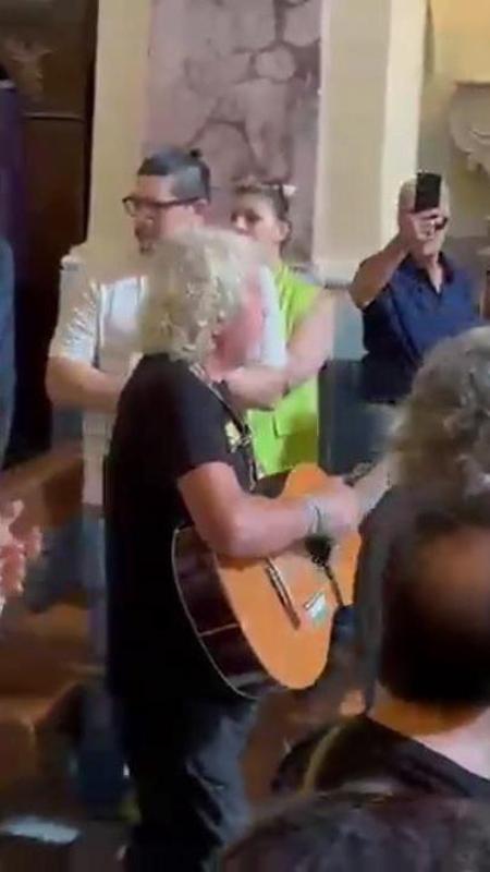 Addio a Ciro-Ciretta Cascina, memoria dei femminielli: in chiesa putipù, triccheballacche e tammorre
