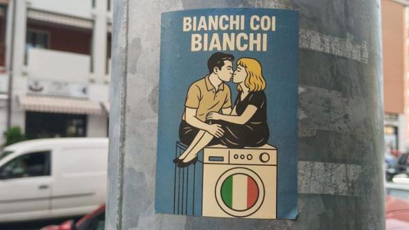“Bianchi coi bianchi”: gli adesivi razzisti comparsi a Verona. L’assessora: “Saranno rimossi”