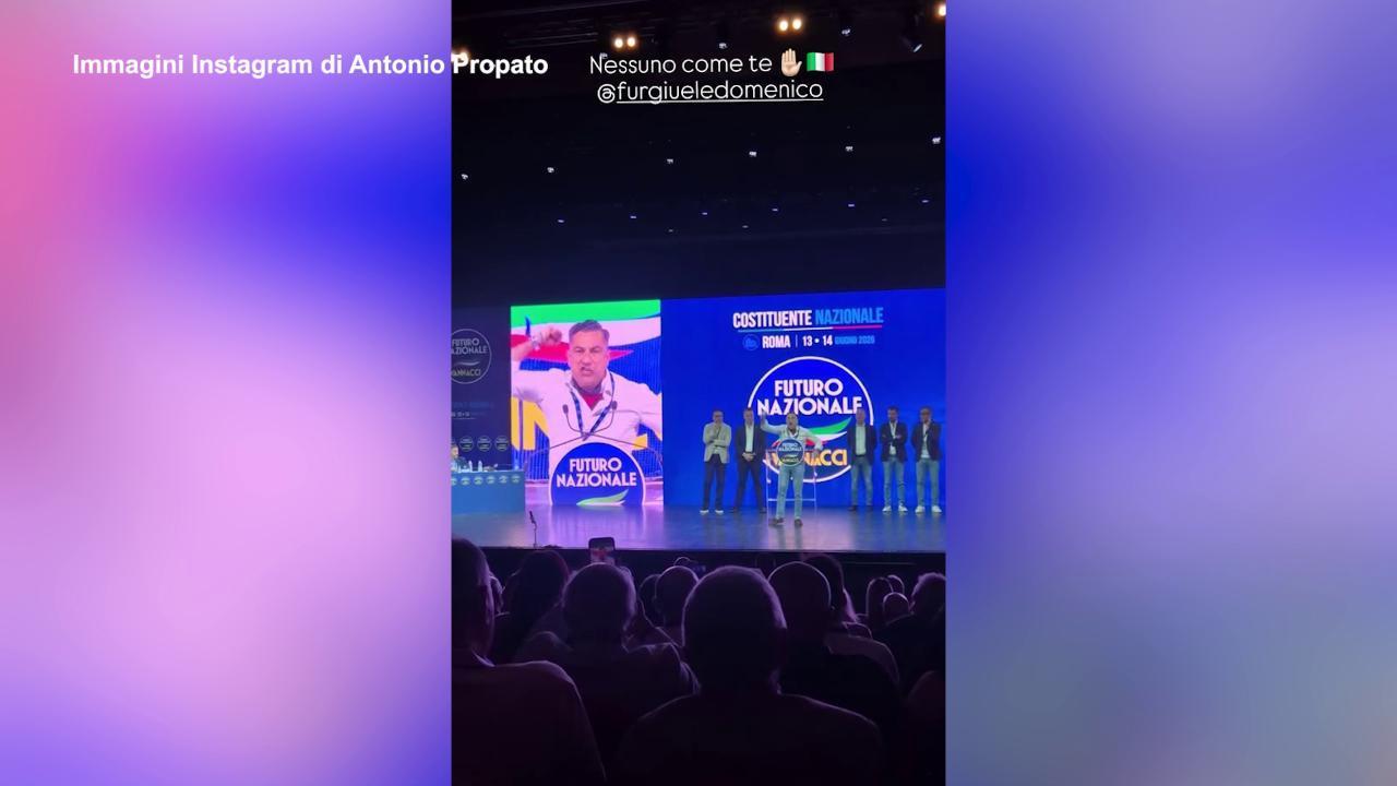 Furgiuele saluta platea di Futuro Nazionale e li chiama "camerati"