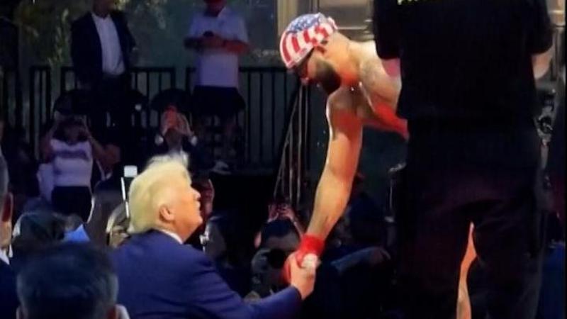 Josh Hokit dona la sua collana a Donald Trump
