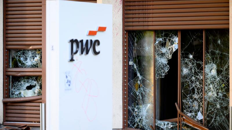 Inizia il G7, a Ginevra vigilia con scontri tra black bloc e polizia