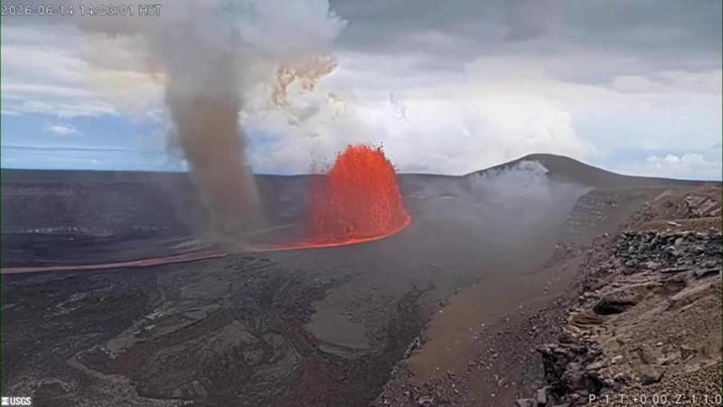 Il gigante di fuoco si risveglia, nuova eruzione del Kilauea: e un vortice investe la telecamera