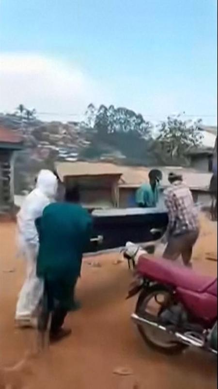 Le immagini choc di Ebola: la polizia spara i lacrimogeni per recuperare una salma dopo un funerale