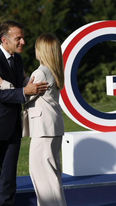 G7, Macron posta l'arrivo di Meloni con il sottofondo di "Felicità" di Albano e Romina