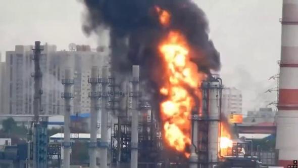 Le fiamme avvolgono la raffineria di petrolio di Mosca, colpita dai droni ucraini