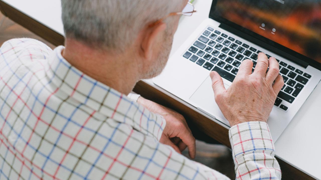 Gli italiani passano più di 25 anni online, un terzo della loro vita
