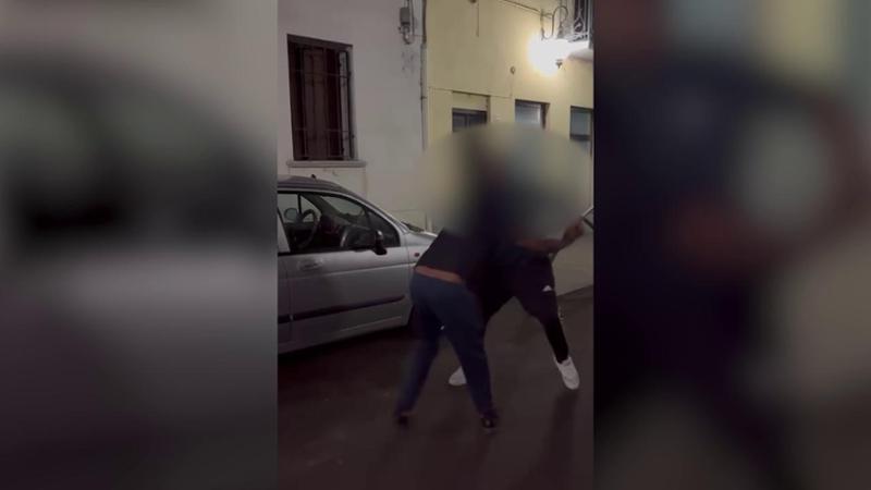 La gang dei pakistani che terrorizza Trecate: le immagini delle aggressioni