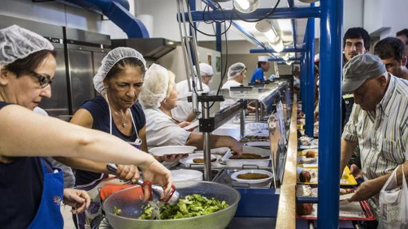 La Caritas lancia l’allarme lavoro povero: “Salari troppo bassi, l’impiego non basta”