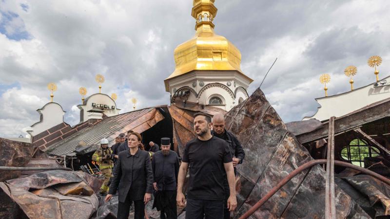 Kiev centra una raffineria a Mosca, nave russa spara nella Manica verso un yacht