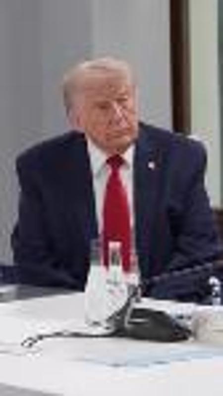 "Sono io il capo": l'ingresso di Trump al tavolo del G7