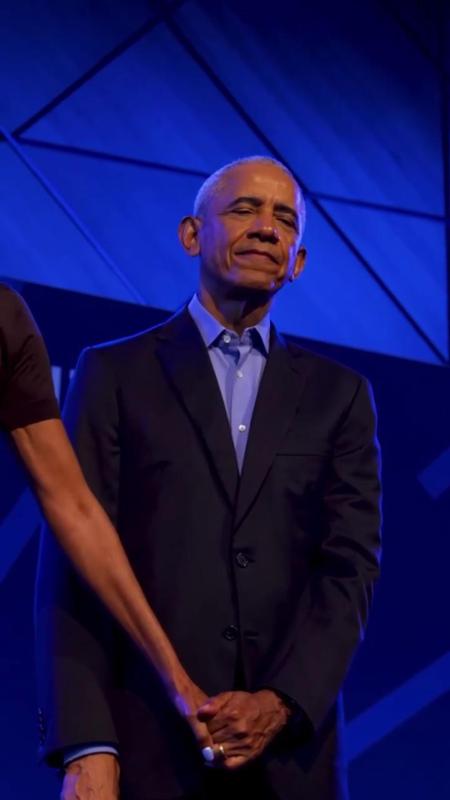 Obama si commuove: il tributo di Michelle alla madre lo sorprende durante l'evento