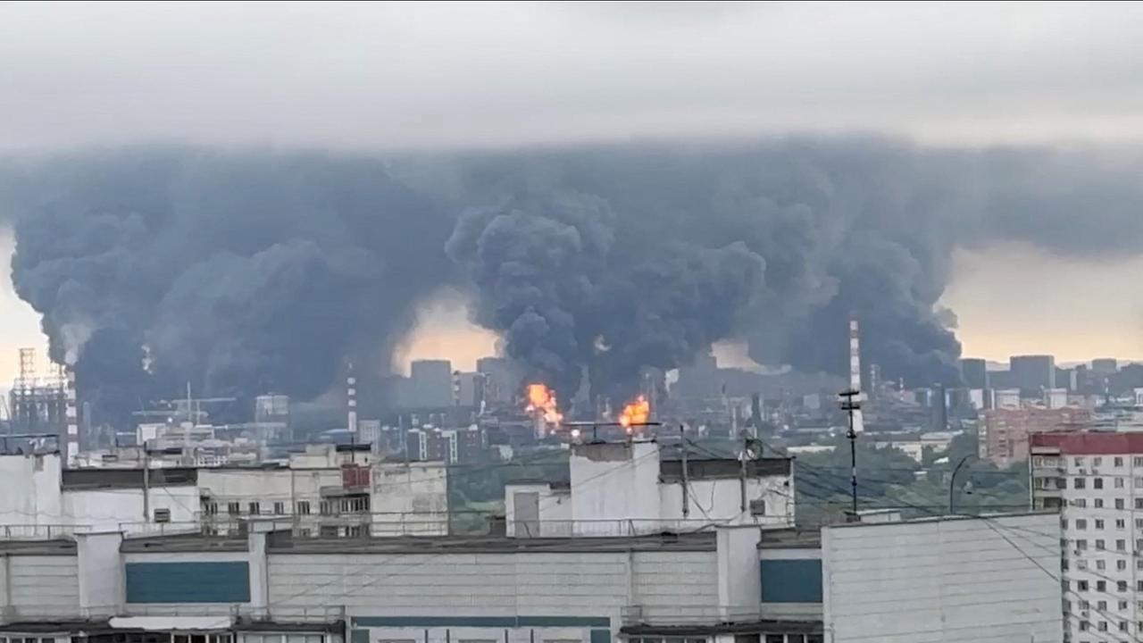 Missili russi su Kiev, civili nei rifugi. Droni ucraini colpiscono una raffineria