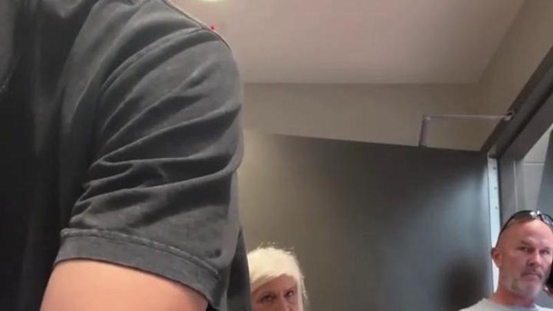 Padre nel bagno delle donne con le figlie, uomo chiama la polizia: "Le proteggevo"