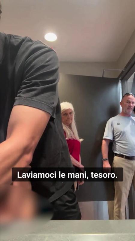 Uomo con figlie nel bagno delle donne, interviene la polizia