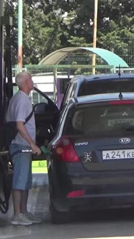 Crimea, code infinite per la benzina tra razionamenti e attacchi ai rifornimenti: concessi 20 litri a veicolo