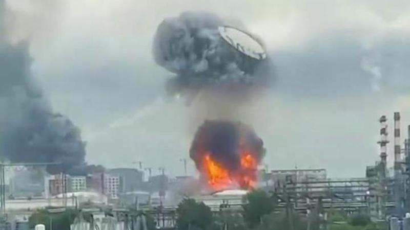 Kiev colpisce Mosca, sui social ironie sulle esplosioni: "Sembrano Ufo"