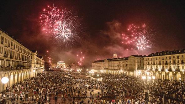 San Giovanni e il dj set verticale: la musica arriva dai balconi di piazza Vittorio