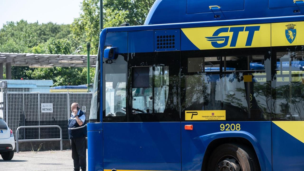 Incidente sul lavoro al deposito Gtt, donna investita e trasportata in ospedale in codice rosso