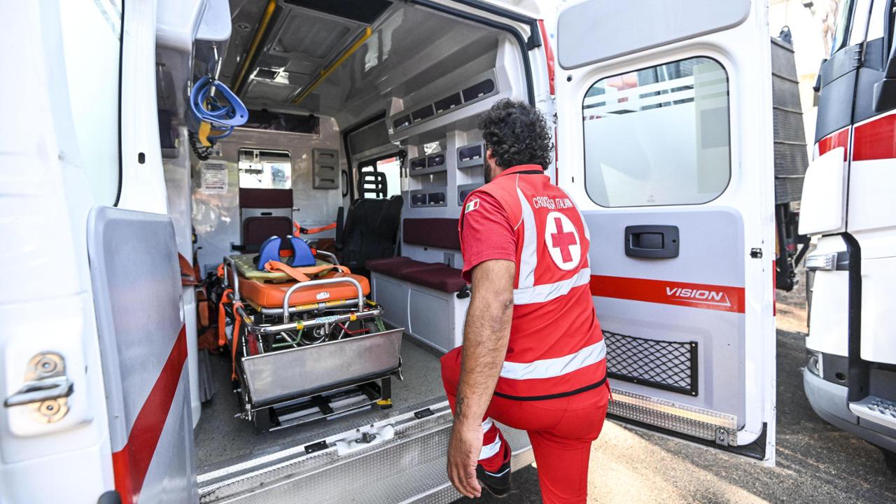 Scontro Suv-scooter in Versilia, muore 17enne. In fuga gli occupanti dell’auto
