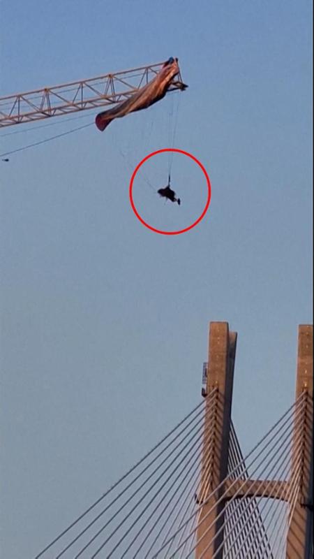 Parapendio si impiglia in una gru in Cina: pilota sospeso nel vuoto