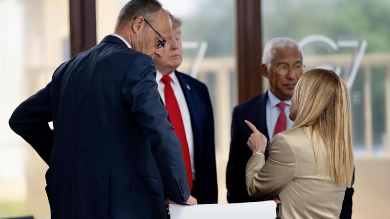 Meloni punta il dito verso Trump: il video virale che avrebbe irritato il presidente Usa