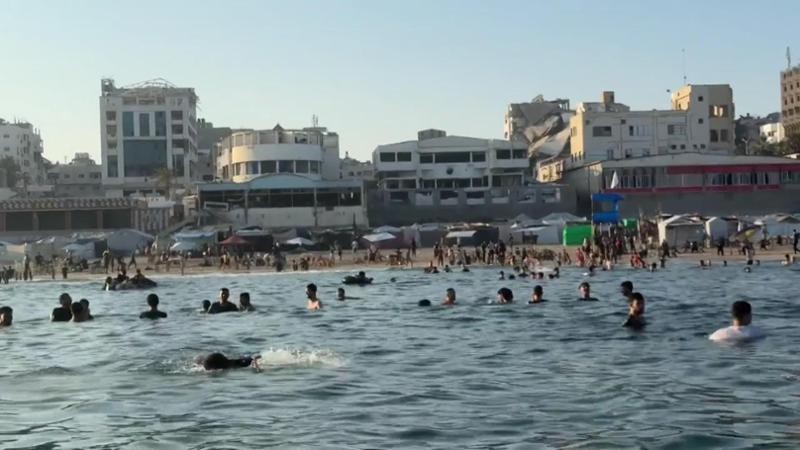 Gaza, il mare è l’ultimo rifugio: la folla in spiaggia con le macerie alle spalle