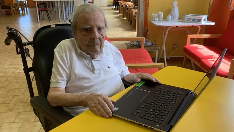 Ugo Montemezzo ha compiuto 102 anni il 2 dicembre: nella foto è al computer in una sala della casa di riposo di Domodossola