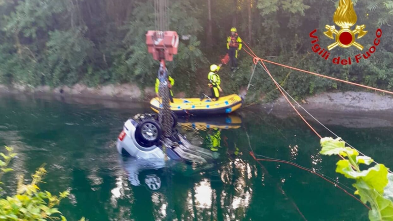 Senago, auto con 9 giovani a bordo si ribalta in un canale: 3 morti. Il ragazzo alla guida positivo all’alcol test