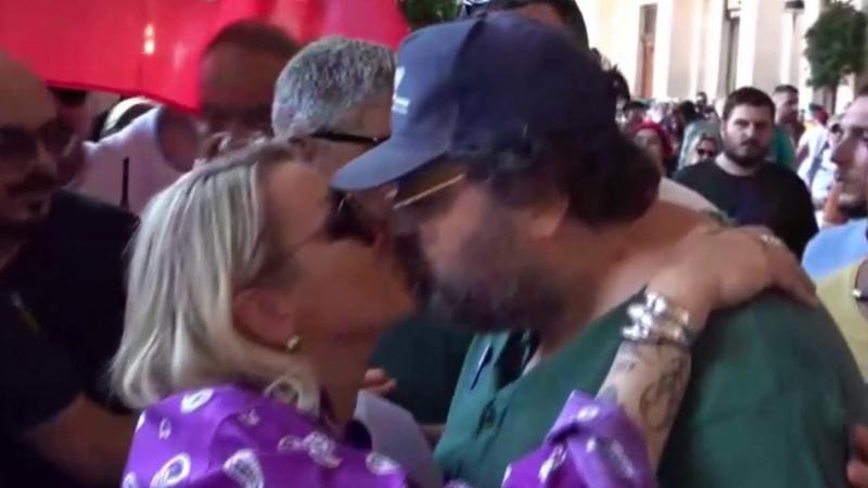 Pascale con i Gay Conservatori, Adinolfi con la bandiera israeliana: il bacio discusso al Roma Pride
