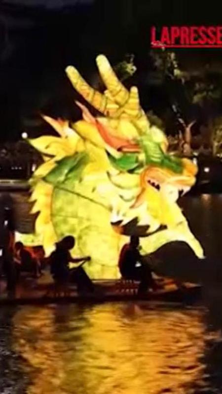 Cina, il Drago d'Oro scivola sull'acqua: la notte magica della Festa di Duanwu