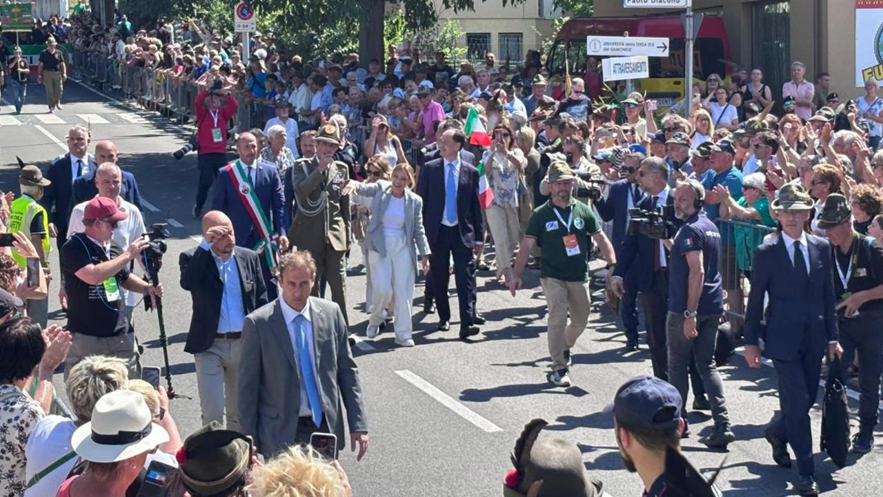 Giorgia Meloni sfila a sorpresa con gli alpini dopo la polemica con Trump
