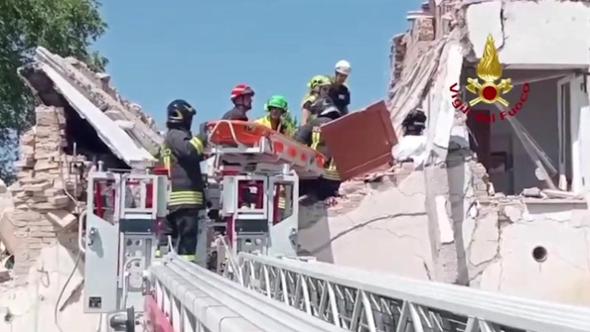 Esplode una palazzina per una fuga di gas nell'Anconetano: il salvataggio di un uomo tra le macerie