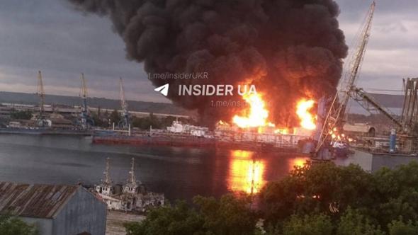 Devastato il porto di Kerch, a un km dal ponte di Crimea. Tre traghetti in fiamme davanti a Kavkaz