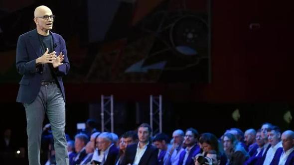 Satya Nadella, ceo di Microsoft, contro i giganti dell’Ia: “Stop al predominio dei colossi Usa”