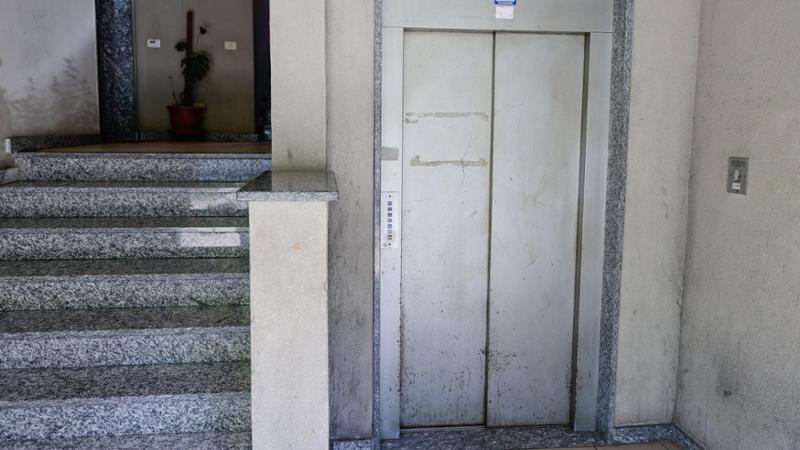 Protesta contro le condizioni degli ascensori presso l'Atc di Bologna