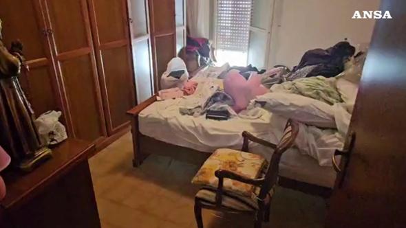 Dentro la casa di Formia dove sono state trovate le due sorelle scomparse