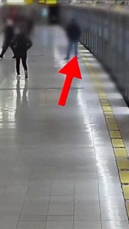 Rapina violenta a Milano: circondato e preso a calci e pugni nella metro di Montenapoleone