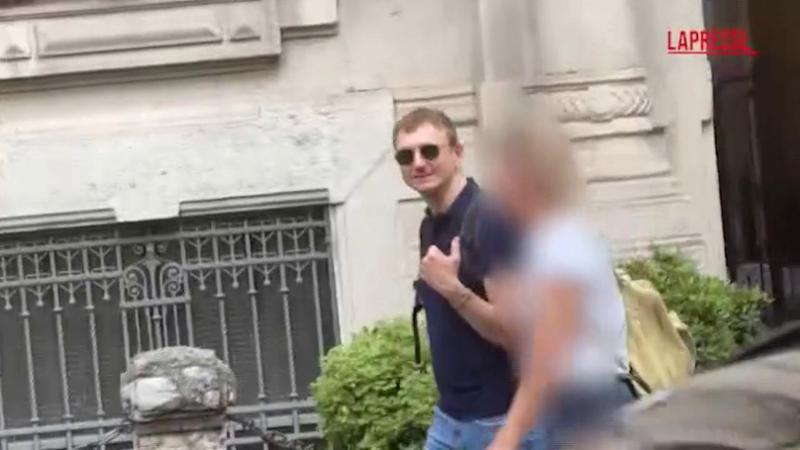 Stasi al lavoro a Milano scherza con i giornalisti: “Vi sono passato davanti e non mi avete visto”
