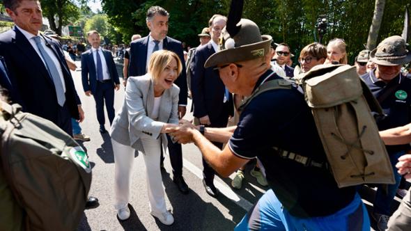 Trump, Vannacci e i guai degli alleati, la marcia alpina di Meloni che in un anno si gioca il bis