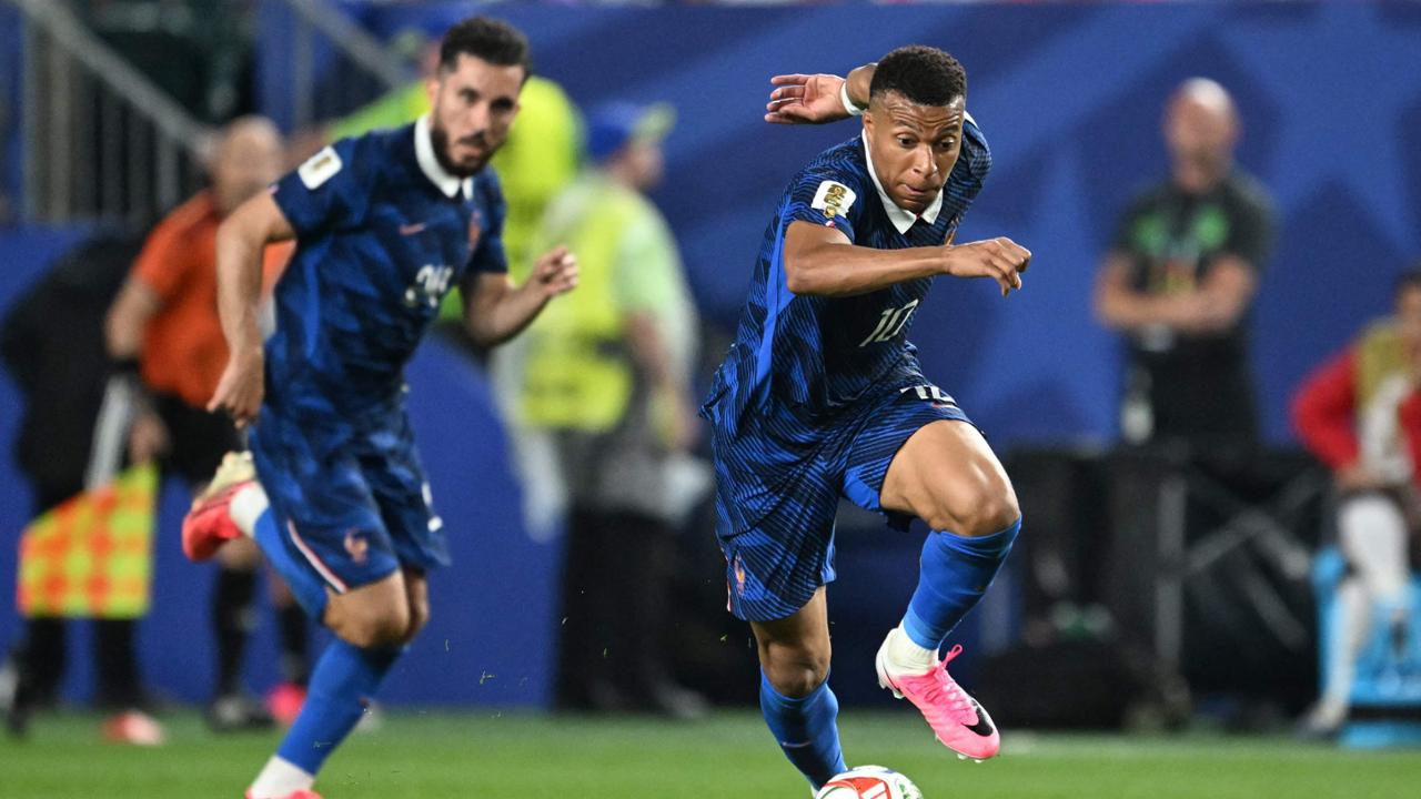Tuoni, fulmini, due ore di stop e poi il ciclone Mbappé: la Francia vince ancora